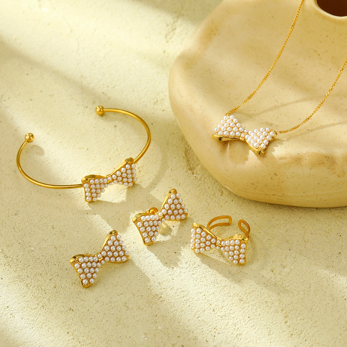 Set di orecchini eleganti con fiocco e perle e collana in acciaio inossidabile con finitura placcata per donna