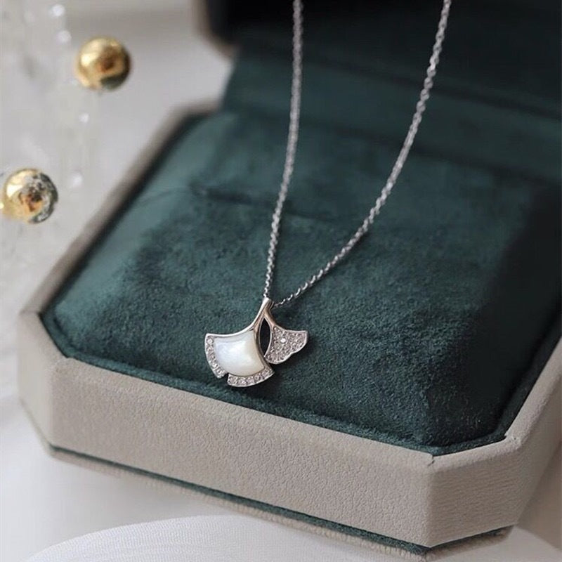 Collar con colgante de hoja de ginkgo minimalista para mujer, de acero de titanio con baño de oro, en cadena O