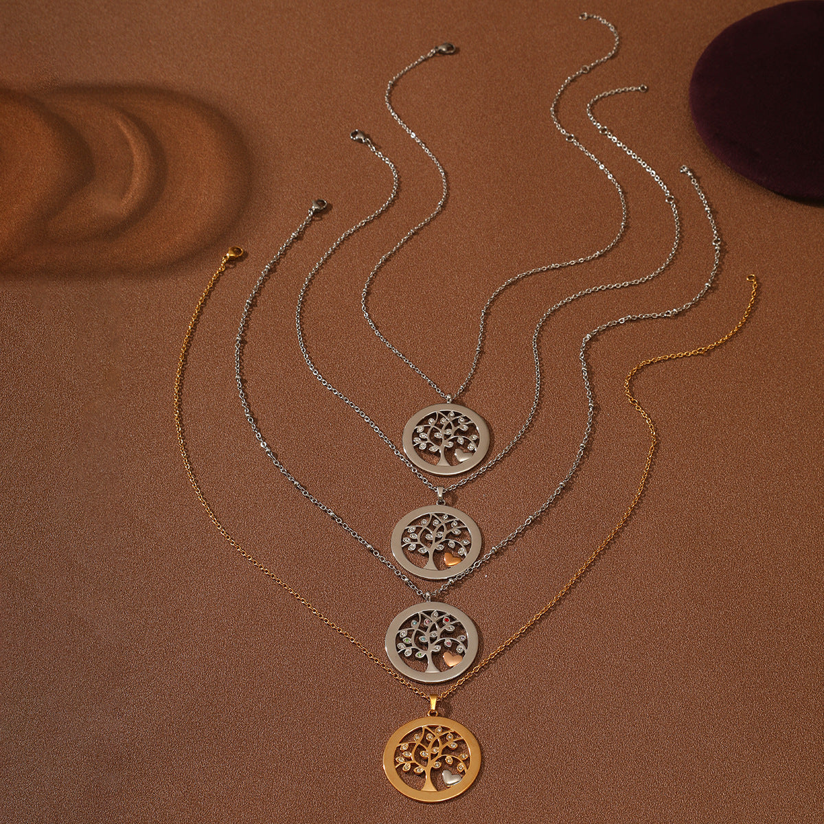 Collana con ciondolo a cuore Albero della Vita minimalista da donna in acciaio al titanio con intarsio di strass e finitura placcata