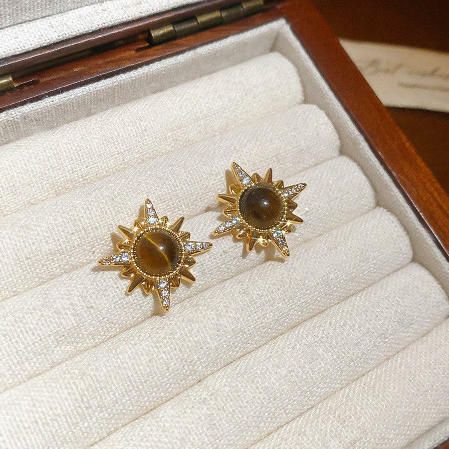 Pendientes de botón de acero chapado de estilo lujoso con perlas de imitación y detalles de ojo de tigre con diseño floral para mujer