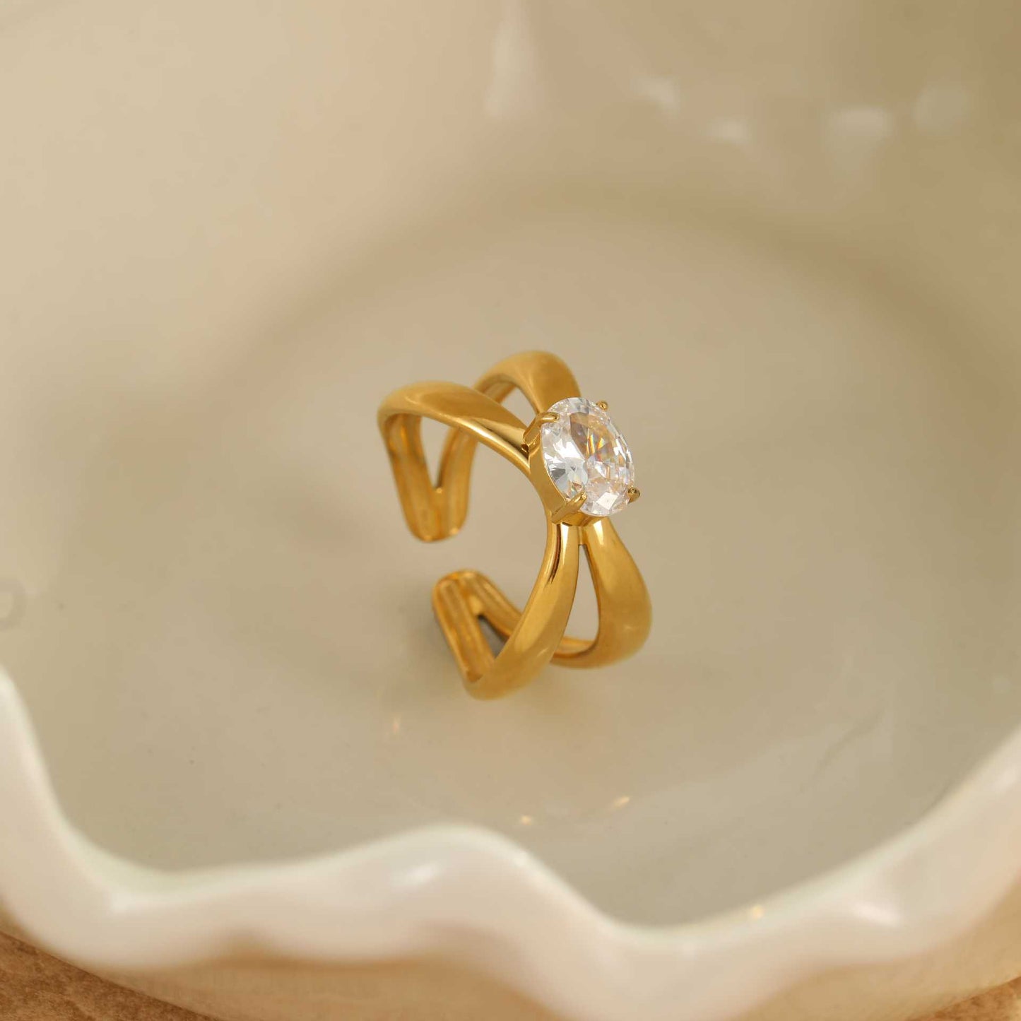 Anello da Donna Minimalista Geometrico in Acciaio al Titanio Placcato Oro 18K con Intarsio di Zirconi