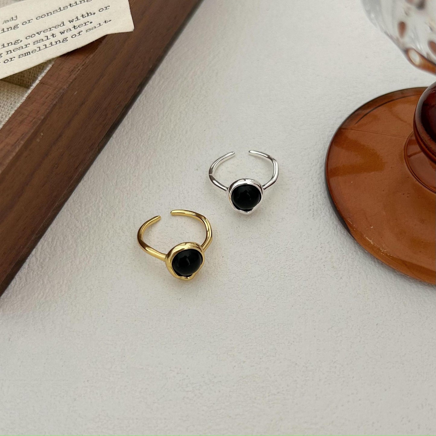 Anello da donna minimalista in argento sterling S925 con agata nera, design geometrico e finitura lucida