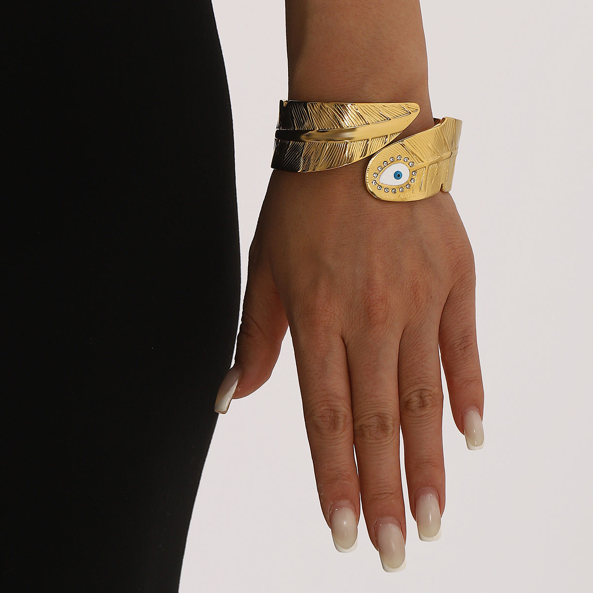 Bracciale largo in acciaio inossidabile con motivo a foglia e chiusura a molla per donna