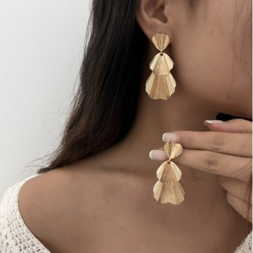 Pendientes de botón de aleación chapados en oro con forma de hoja de ginkgo, minimalistas, elegantes, de estilo vintage para mujer