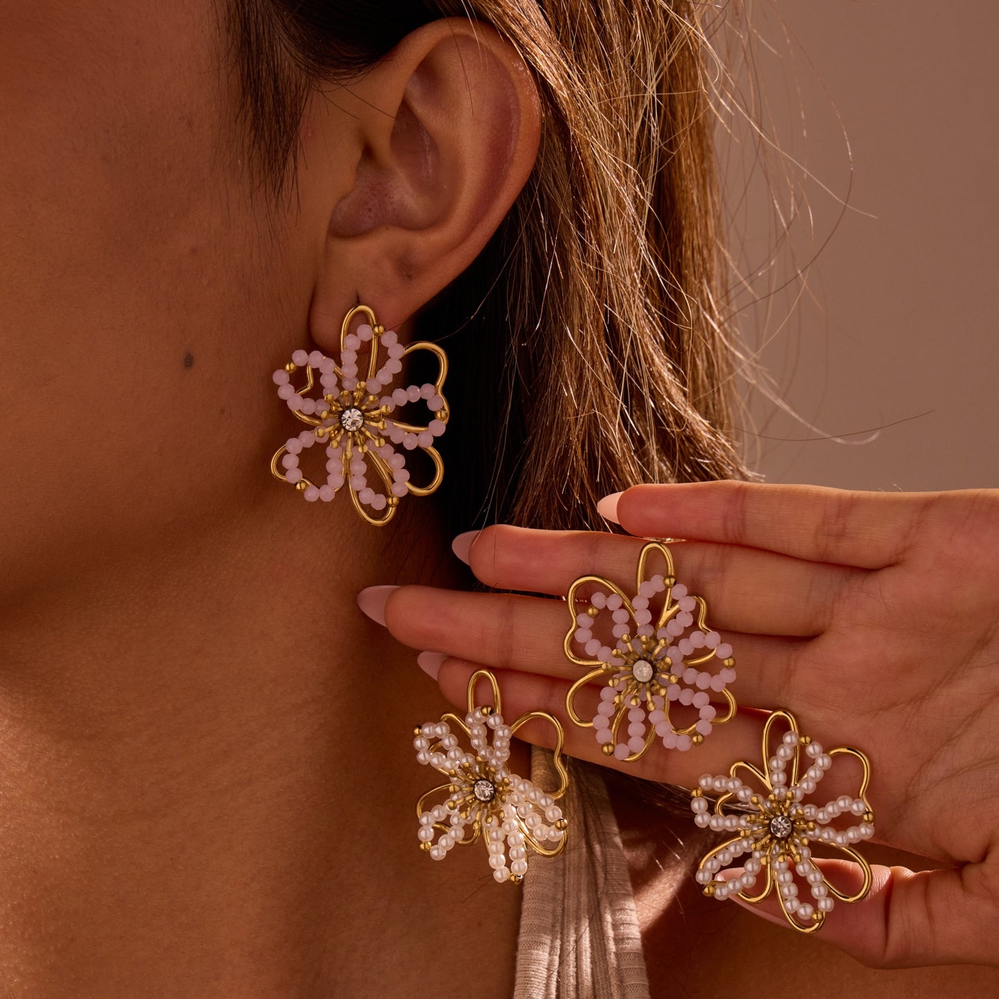Orecchini a perno da donna alla moda in acciaio inossidabile con motivi floreali e geometrici, finitura placcata