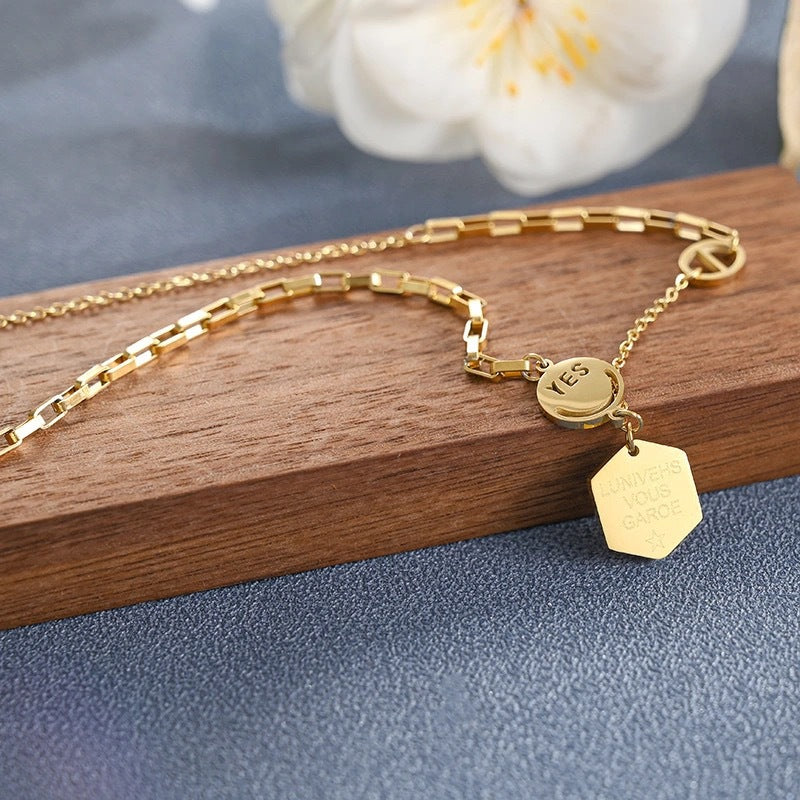 Collana Minimalista Esagonale con Lettere Sorriso da Donna in Acciaio al Titanio con Placcatura in Oro 14K su Catena a O