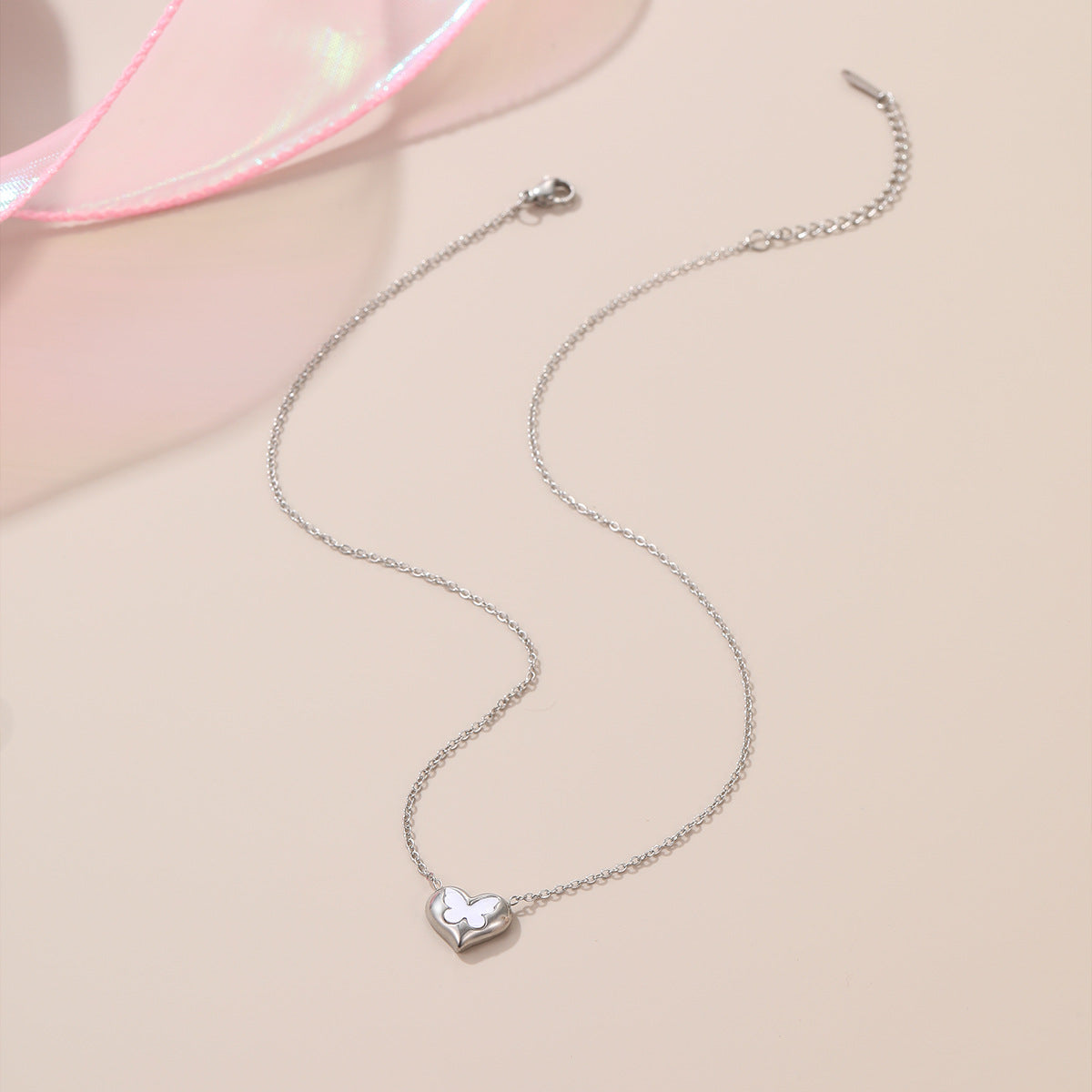 Collana da donna alla moda con farfalla e cuore in acciaio inossidabile placcato oro 18K — Catena con medaglione minimalista