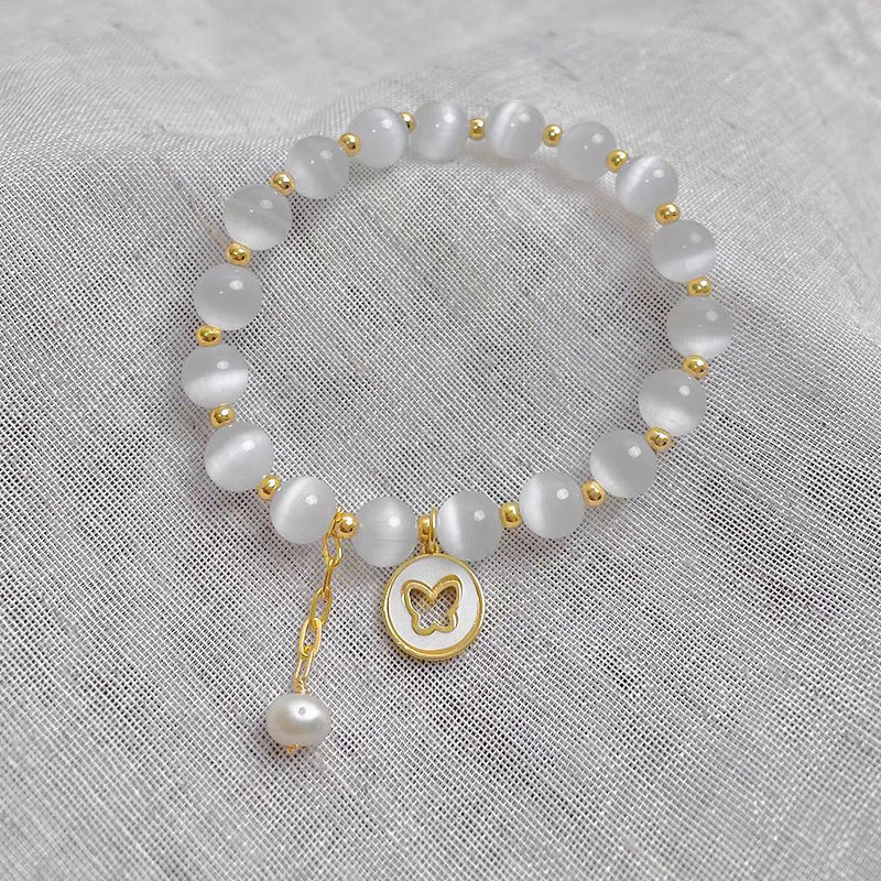 Bracciale da donna minimalista con pietra occhio di gatto bianca a forma di farfalla, design geometrico ed eleganti dettagli in cristallo