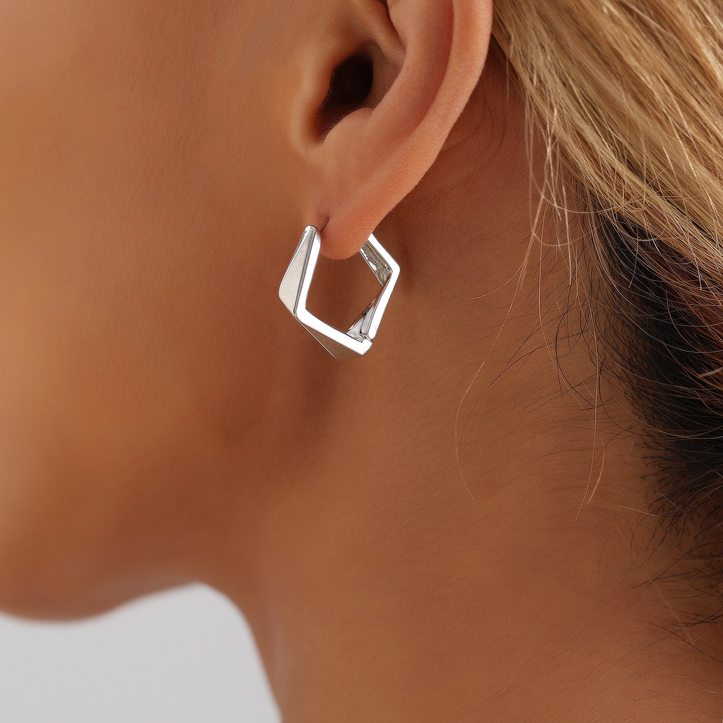 Pendientes de metal minimalistas geométricos poligonales con acabado chapado para mujer, aretes de moda versátiles para el día a día