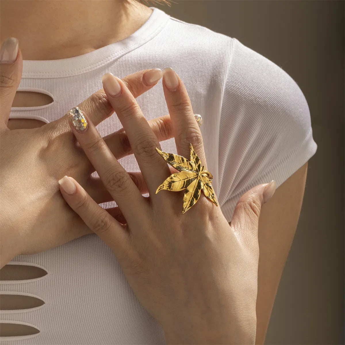 Anello in acciaio al titanio a forma di foglia d'acero alla moda con placcatura in oro PVD sottovuoto da donna