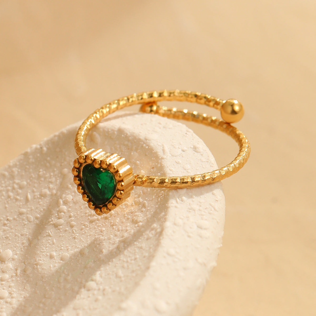 Elegante Anillo de Acero Inoxidable para Mujer con Circonita en Forma de Corazón y Acabado Bañado
