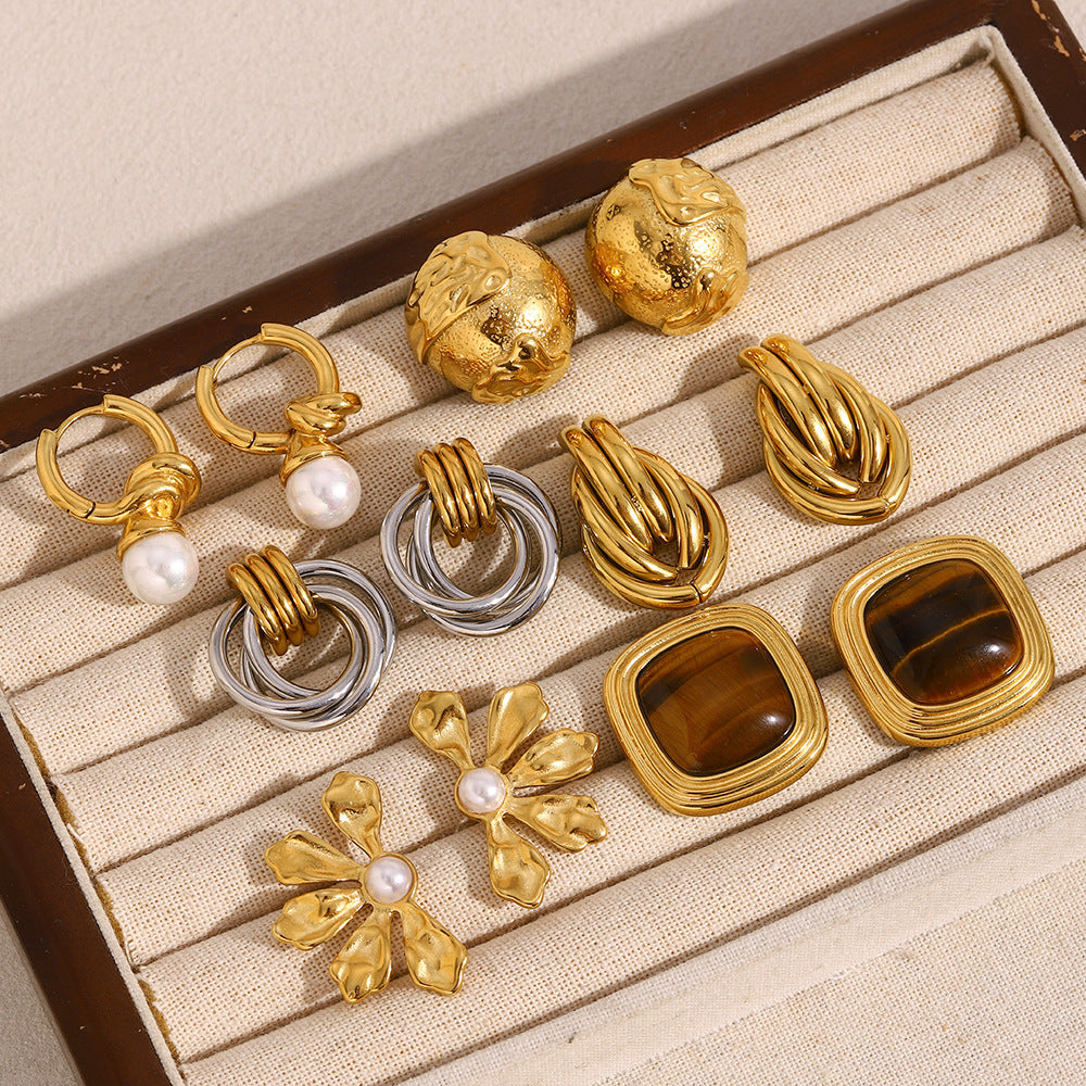 Orecchini a perno quadrati in giada nera minimalisti alla moda con base in acciaio inossidabile e placcatura in oro 18 carati, motivo floreale con trama perlata