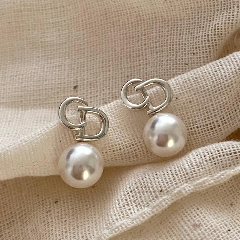 Orecchini a perno a forma di lettera, dolci e minimalisti, da donna in argento sterling 925 con accenti di perle