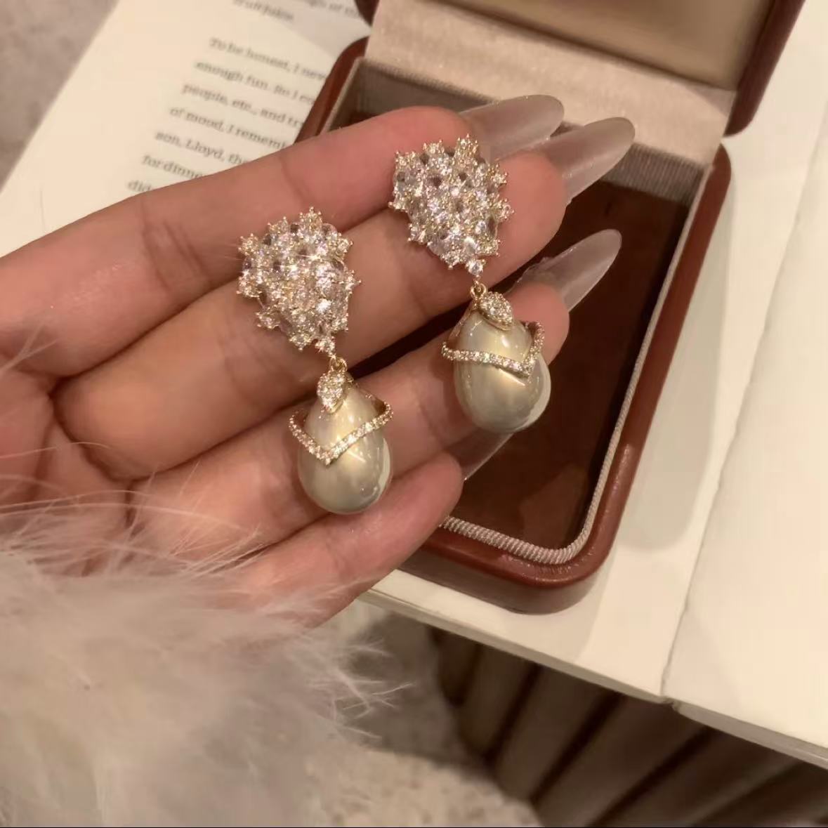 Orecchini da donna vintage eleganti a forma di stella geometrica con perle simulate e zirconi, perni in acciaio placcato
