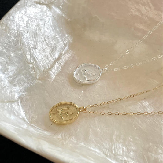Collar con colgante minimalista de golondrina en plata de ley 925 con acabado chapado en cadena cruzada