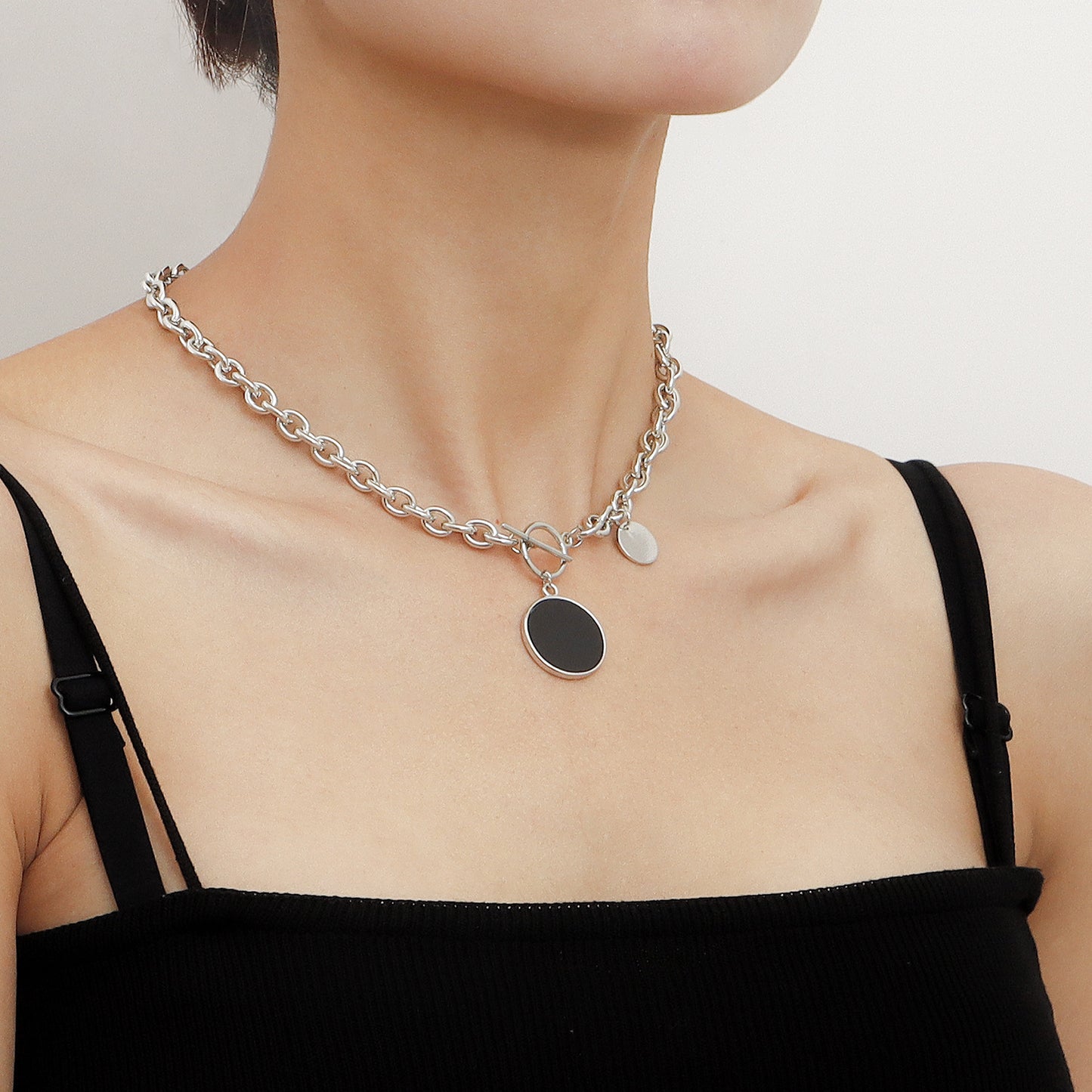 Fashionable Geometric Black Mother-of-Pearl Pendant Necklace for Women Alloy Chain with Plating Finish Layered Clavicle Chain
