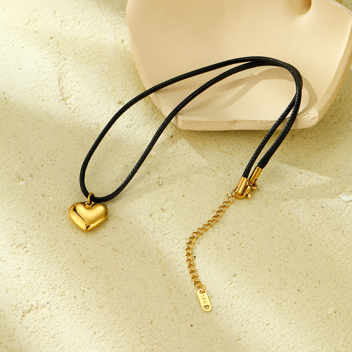 Collar Colgante Corazón Hueco Minimalista para Mujer en Acero Inoxidable con Acabado Chapado en Cordón de Cera Negra Ajustable