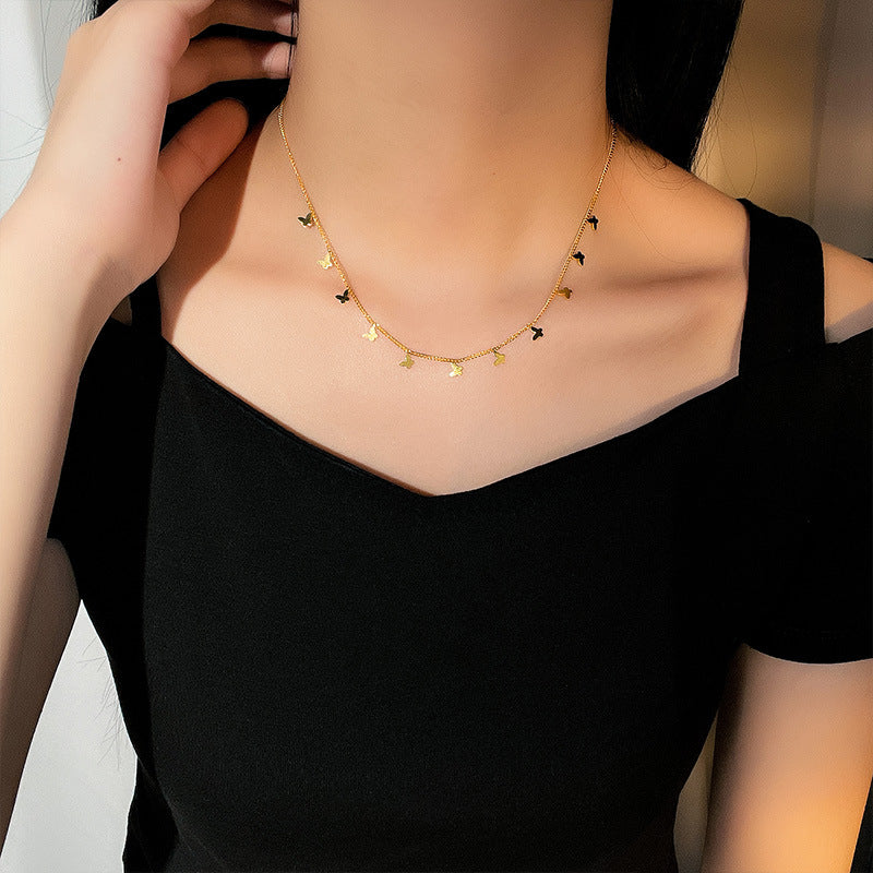 Collar con colgante de mariposa minimalista para mujer en acero titanio con acabado chapado, delicada cadena de clavícula para verano