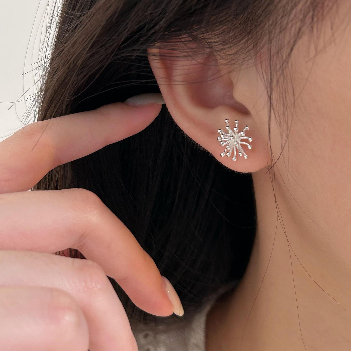 Pendientes de plata de ley 925 con forma de letra minimalista y acabado chapado, diseño asimétrico de doble anillo