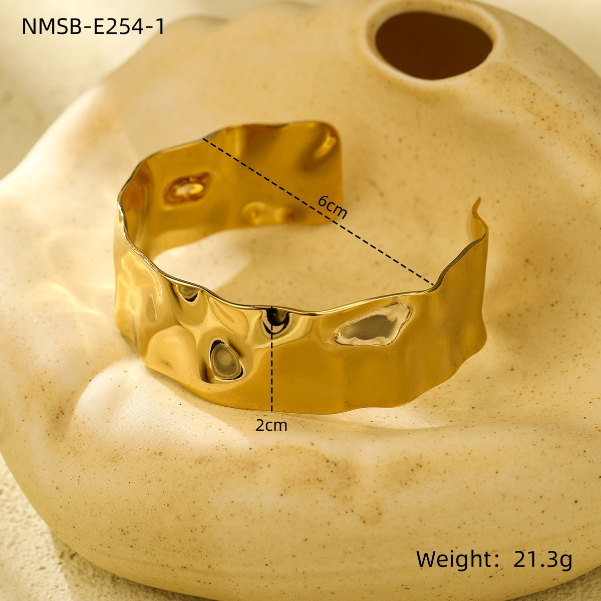 Bracciale alla moda geometrico in acciaio al titanio con finitura placcata e design ampio aperto per donna