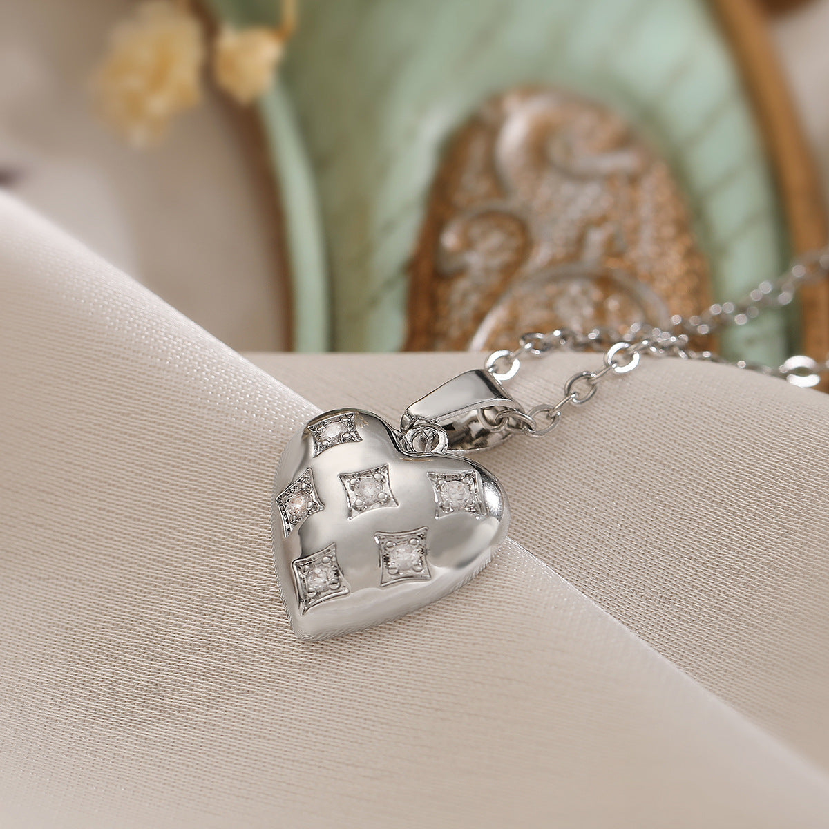Minimalist Heart-Shaped Copper Pendant Necklace with Gold Plating and Zircon Accents for Women