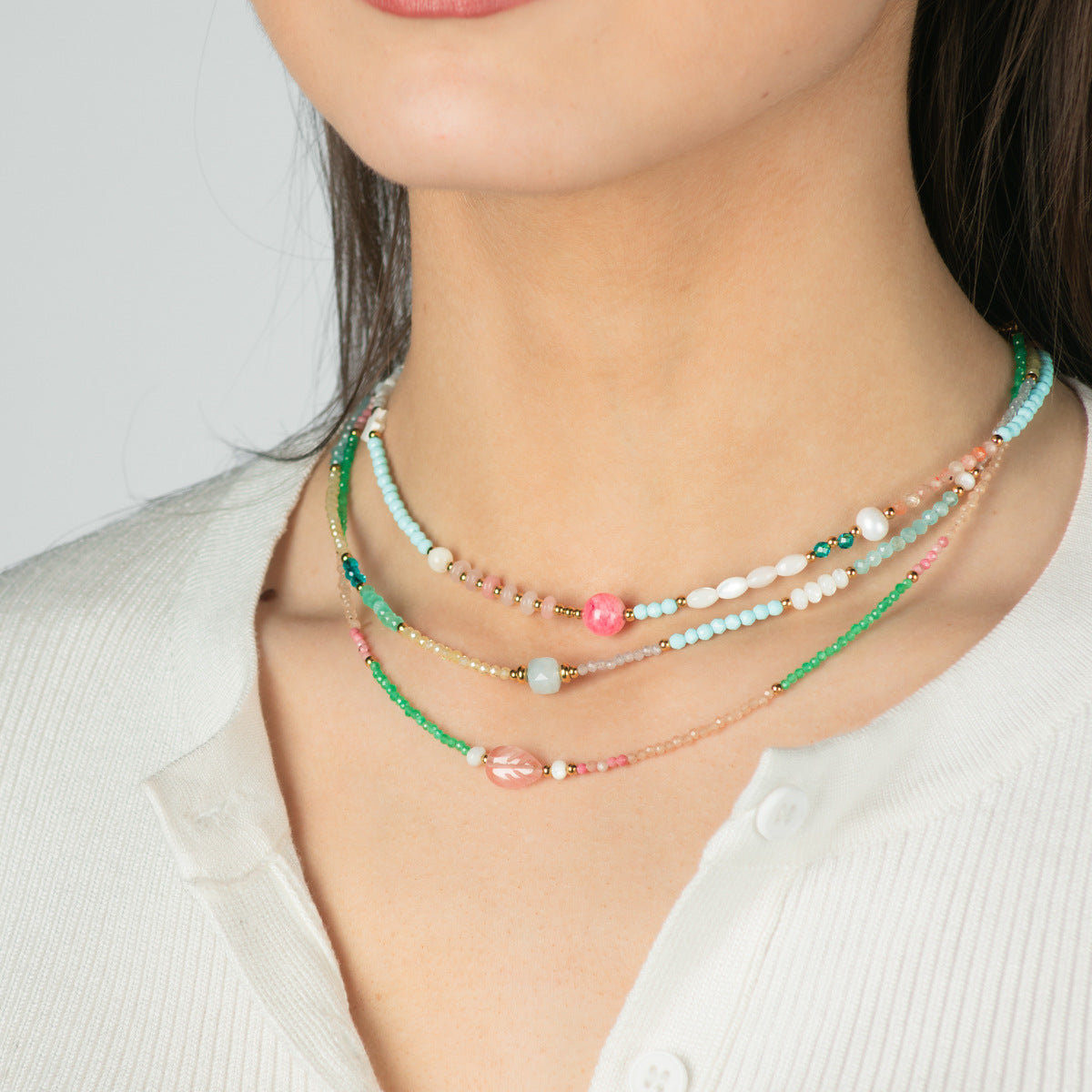 Collar de clavícula minimalista, fresco y dulce con hojas chapadas en acero inoxidable, hebras de cuentas coloridas y detalles de piedra natural y perlas