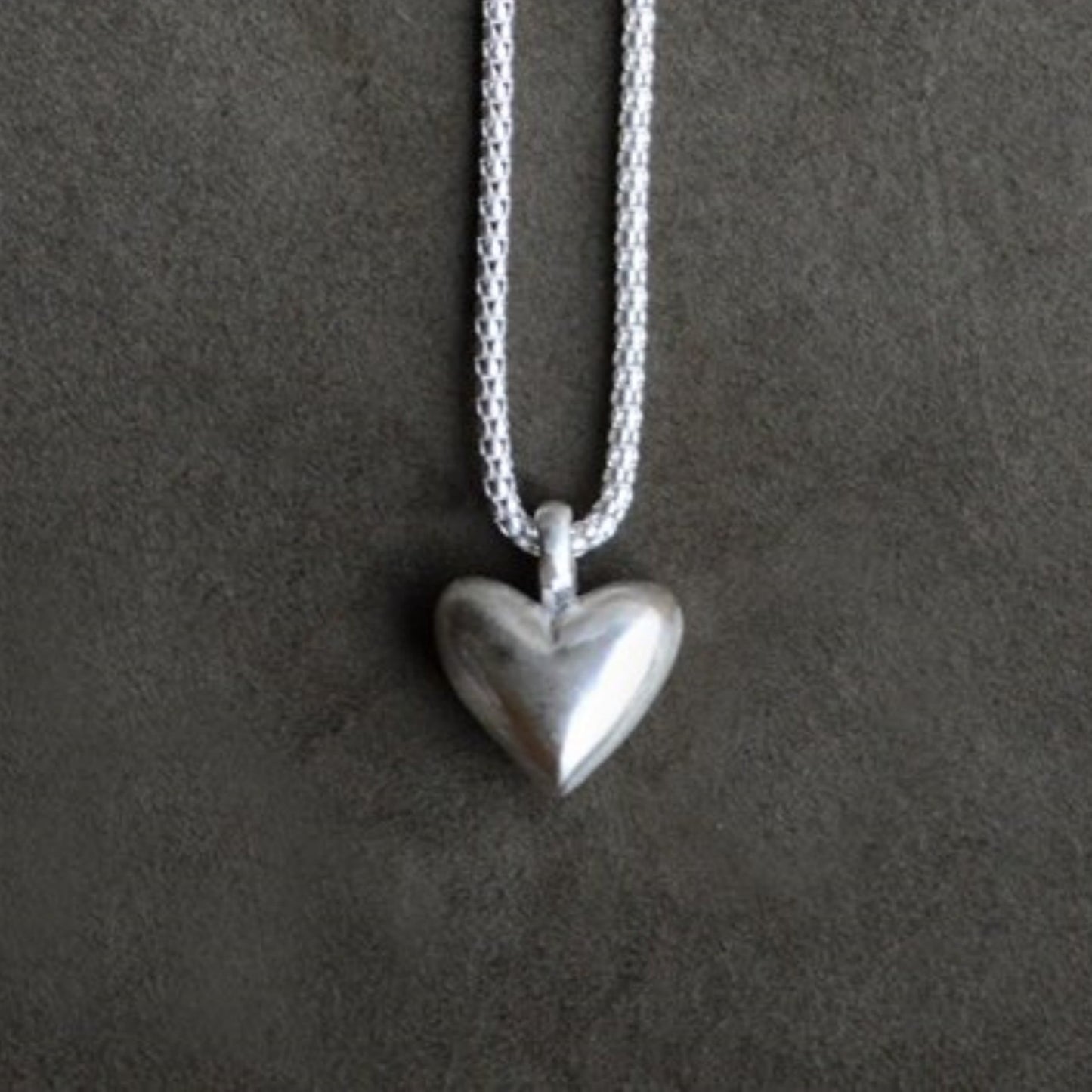 Collana con ciondolo a barra placcato in acciaio inossidabile con zirconi cubici a cuore minimalista