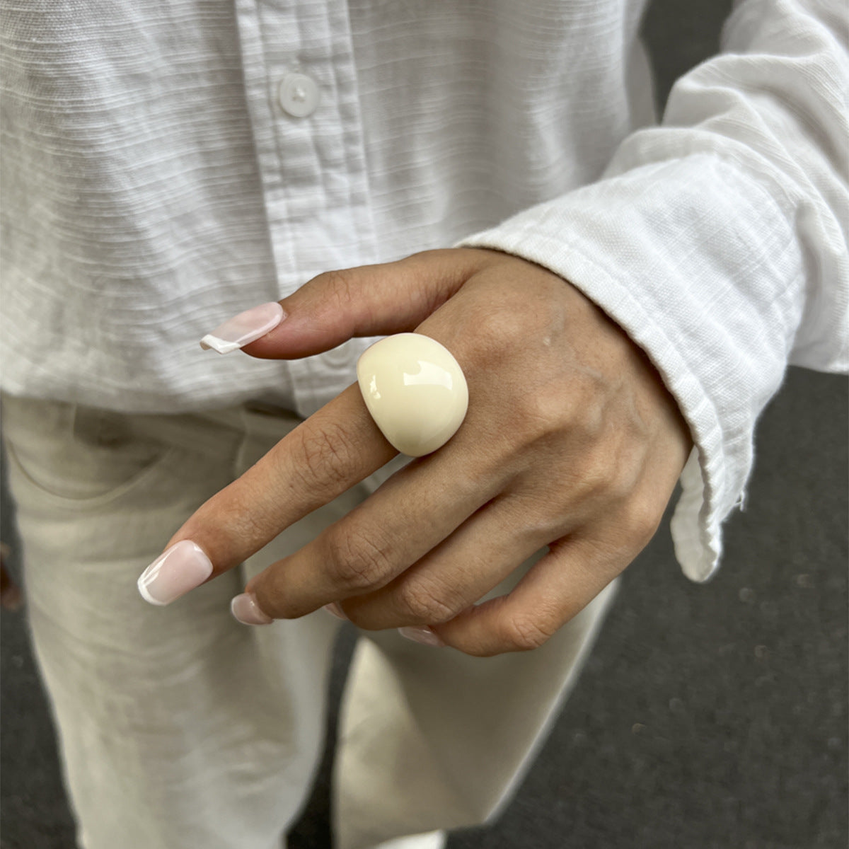Anello da donna in resina geometrico minimalista con effetto marmorizzato e finitura epossidica lucida