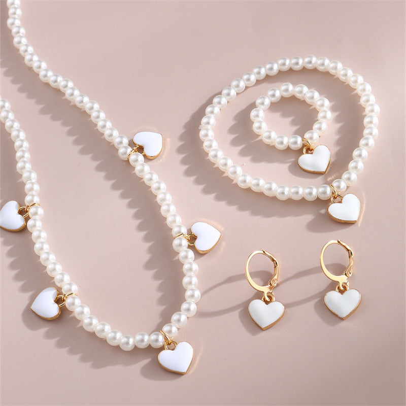 Collana per Bambini Minimalista a Cuore con Perle di Resina, Ciondolo in Lega e Finitura Smaltata