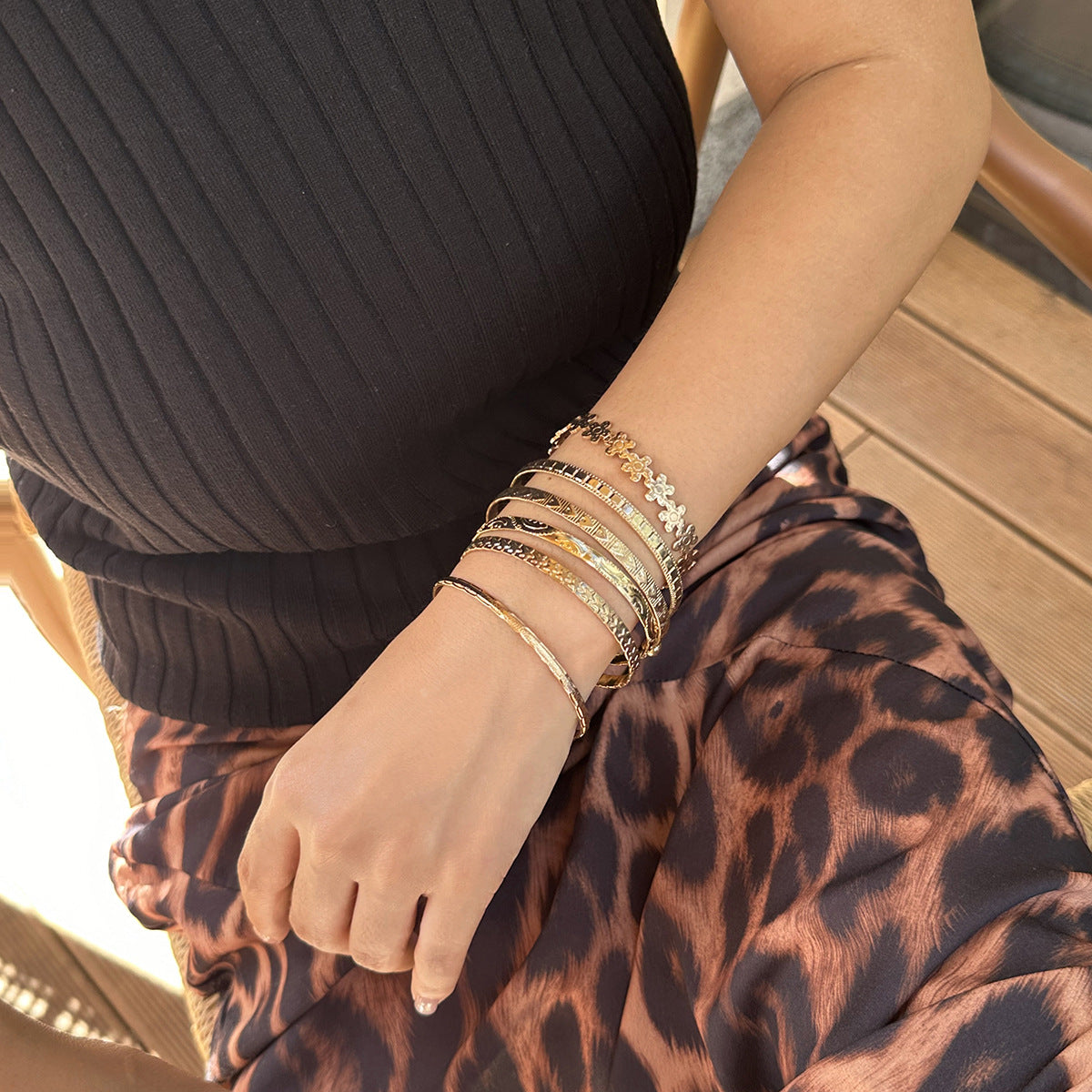 Elegante pulsera de metal grabada con diseño floral para mujer con acabado chapado, joyería apilable estilo urbano de Instagram