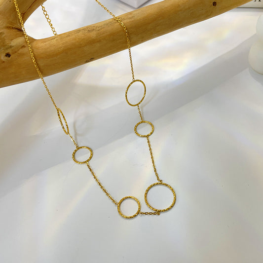Collar con colgante redondo hueco geométrico minimalista para mujer, de acero de titanio chapado con cadena de ondas de agua