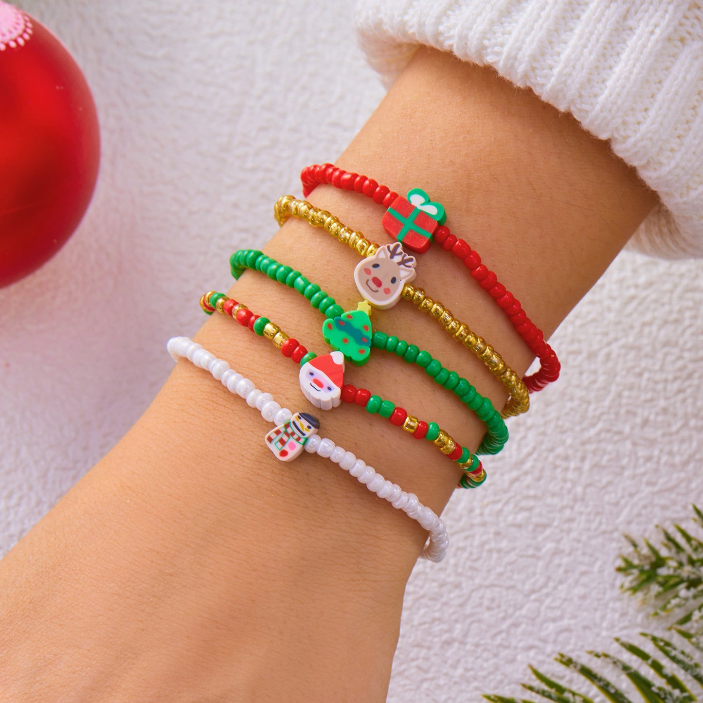 Juego de pulseras hechas a mano de Navidad minimalistas con dijes de aleación de ciervo, muñeco de nieve, bastón de caramelo y calcetín navideño