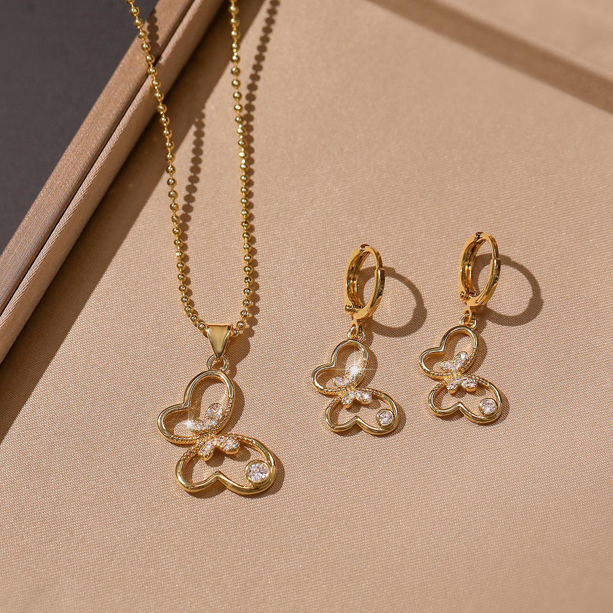 Set di collana e orecchini con ciondolo a farfalla minimalista in rame placcato oro 18 carati e intarsi in zircone