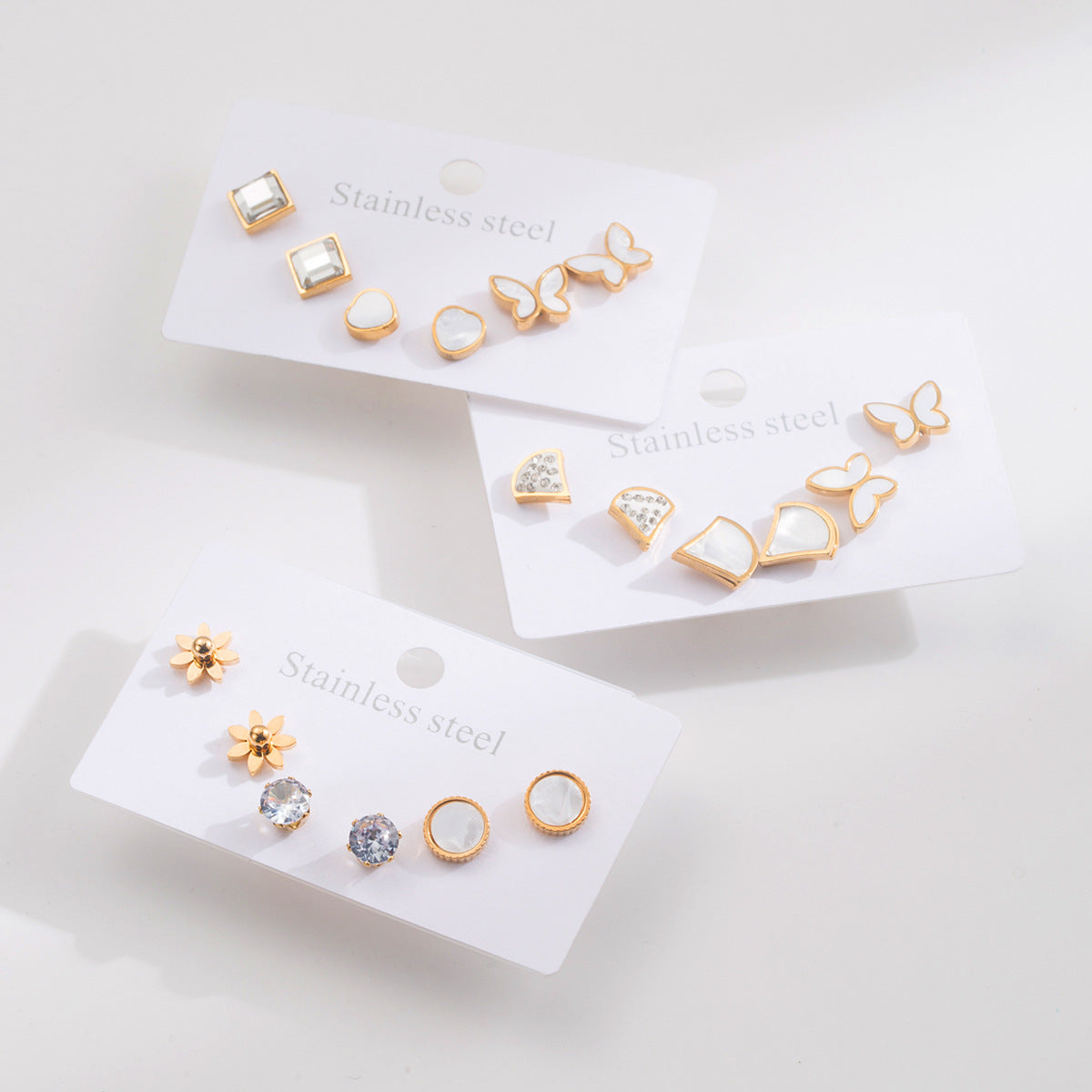 Orecchini minimalisti in acciaio inossidabile a forma di farfalla con intarsi in conchiglia e strass per donna