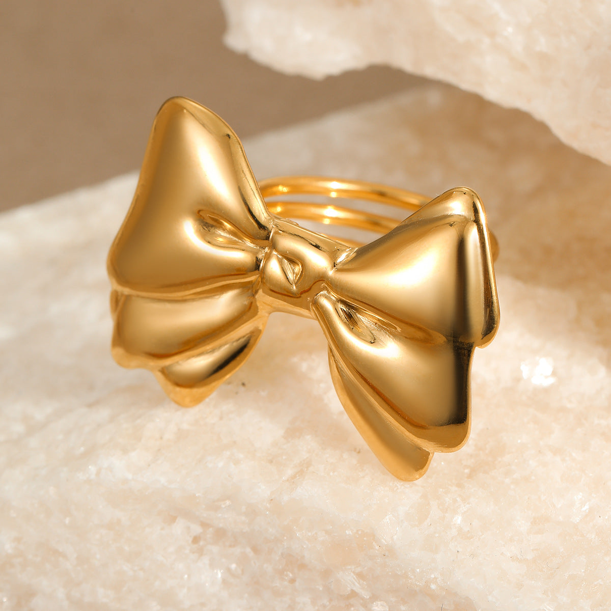 Anillo minimalista de acero de titanio con perla ovalada, diseño de lazo y banda abierta ajustable