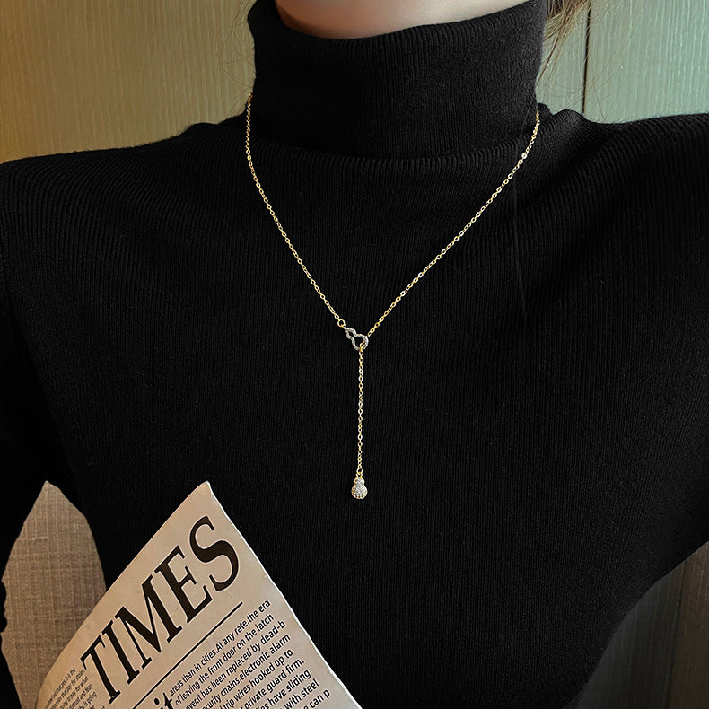 Collana con pendente a zucca cava elegante e minimalista da donna in acciaio al titanio con finitura placcata e catena a croce