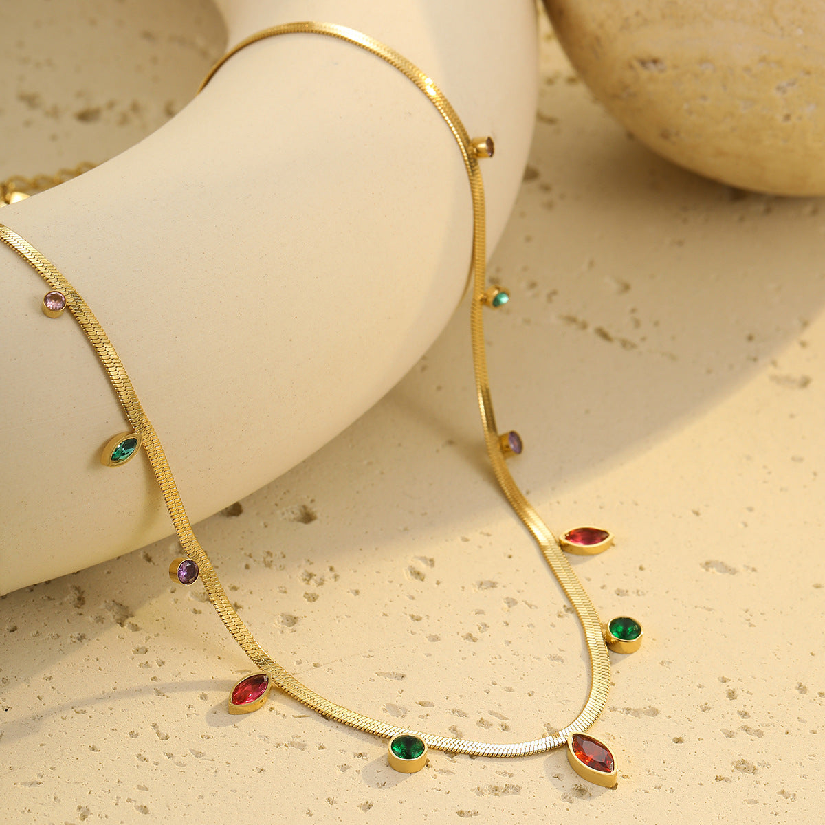 Collar de moda de acero inoxidable con colgante geométrico, acabado chapado y detalle de circonita de colores para mujer