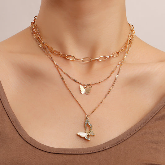 Collana con ciondolo a farfalla minimalista con intarsio in madreperla e accenti di strass su catena in lega elettroplaccata