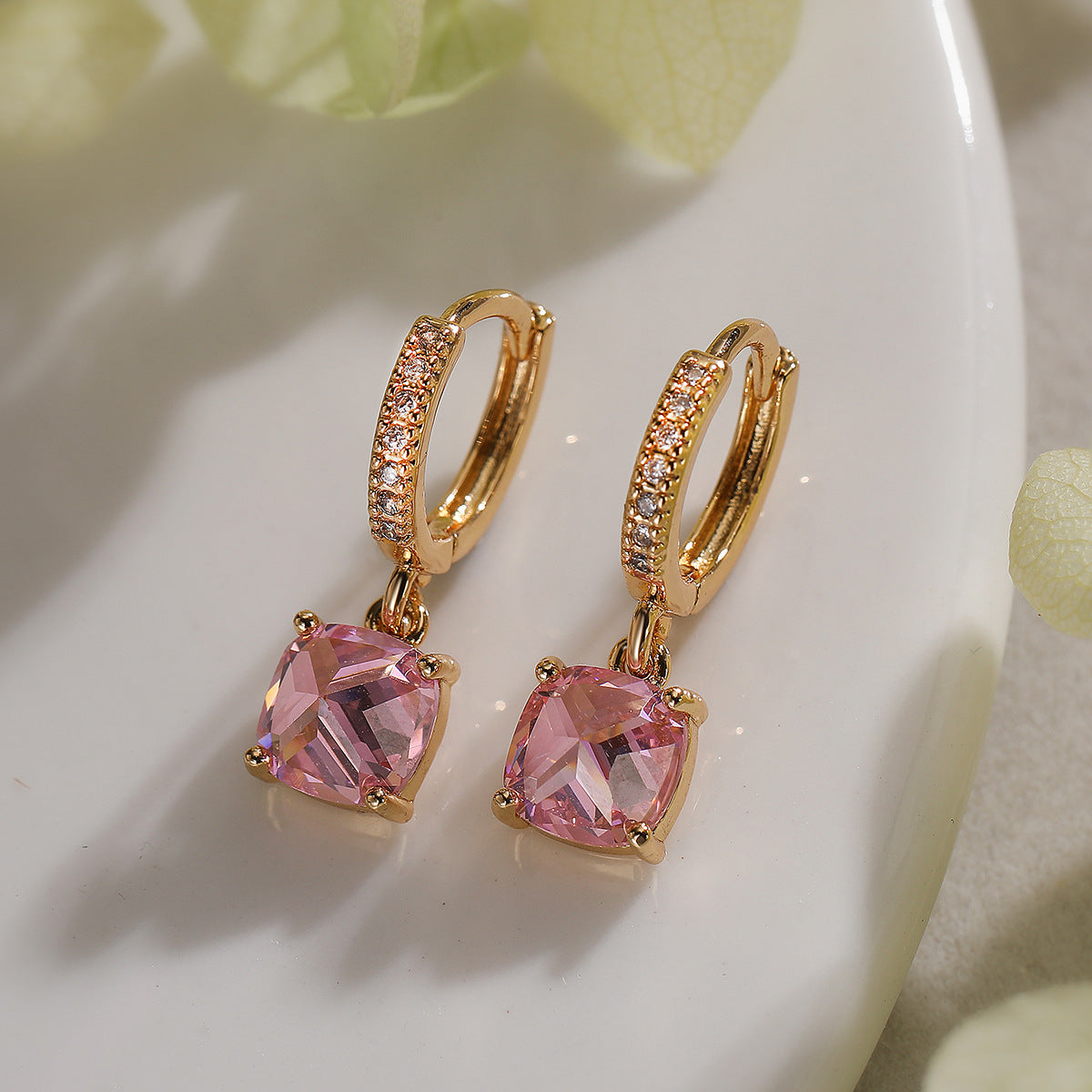 Orecchini geometrici minimalisti in rame con placcatura in oro vero e accenti in zirconia per donna