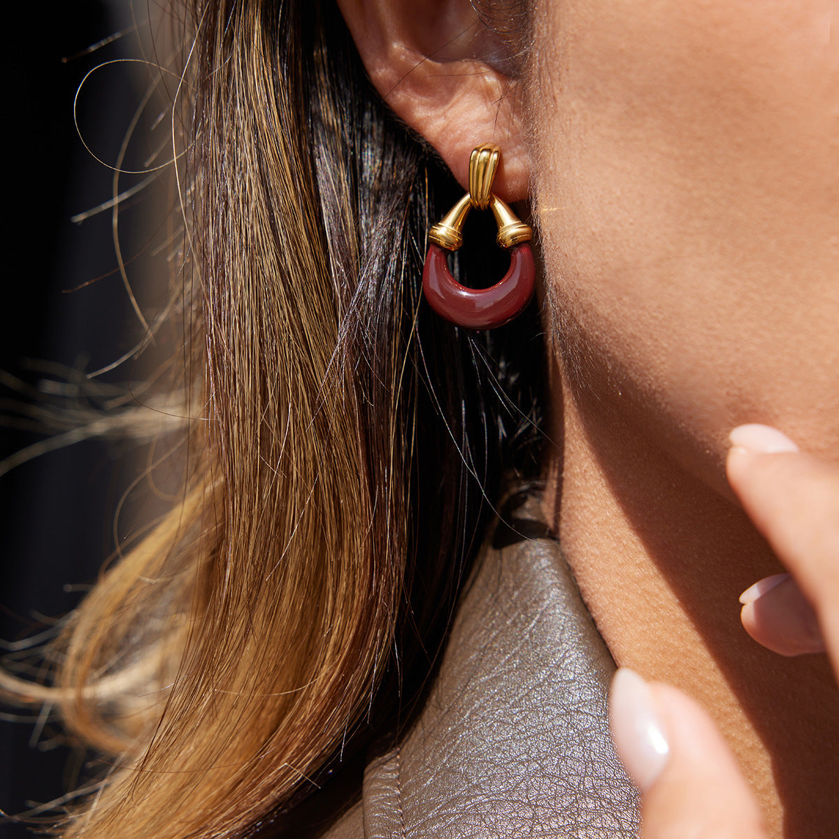 Pendientes minimalistas de acero inoxidable geométricos con acabado esmaltado para mujer. Poste de acero de titanio hipoalergénico.