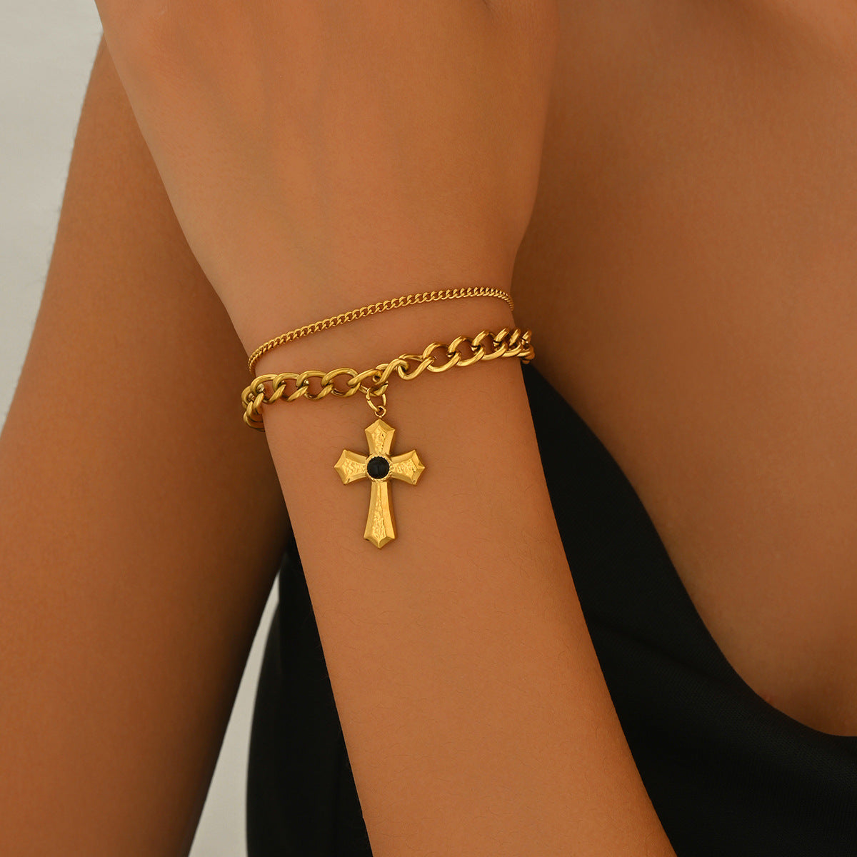 Pulsera geométrica de varias capas para mujer con colgante de cruz e incrustaciones de piedras preciosas en cobre