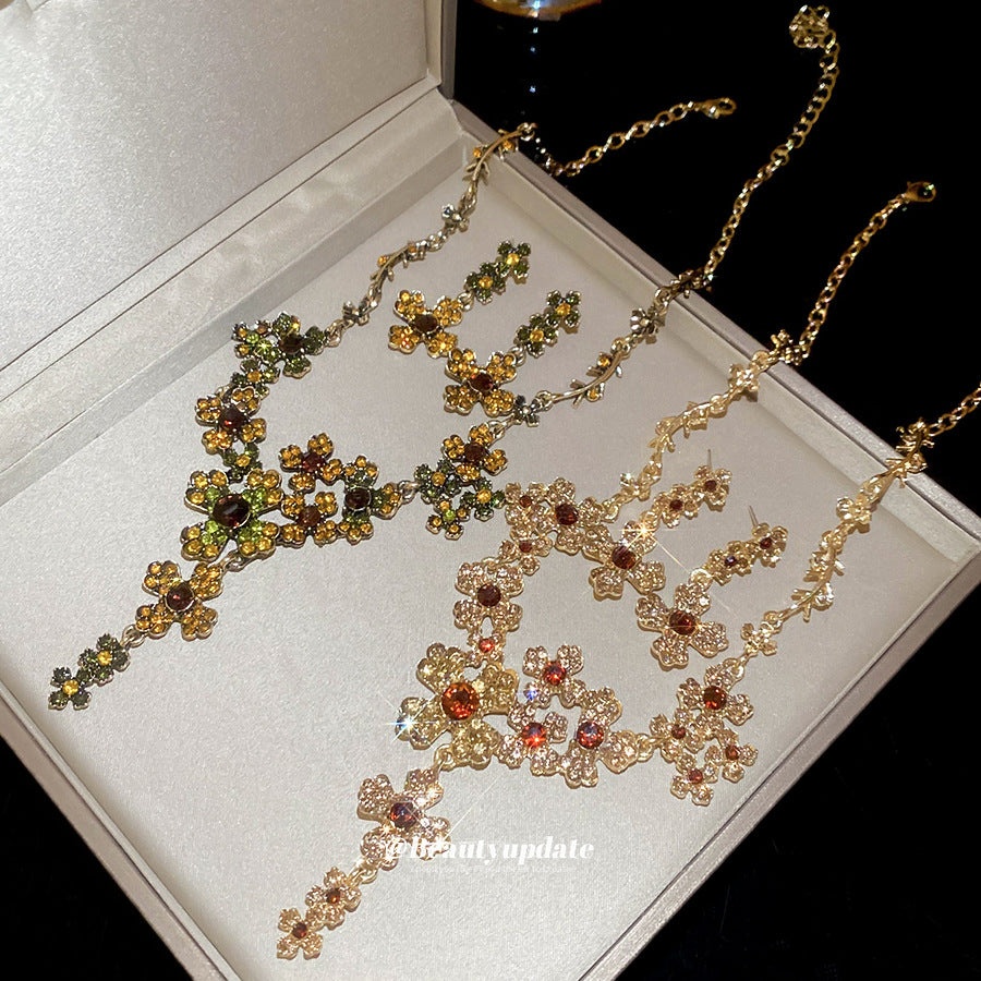 Conjunto de collar y pendientes de aleación con diseño floral vintage e incrustaciones de diamantes de imitación para mujer