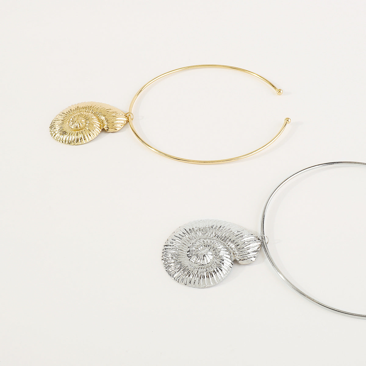 Collar con colgante de concha marina geométrica dulce y atrevida para mujer con cuerpo de aleación y acabado galvanizado