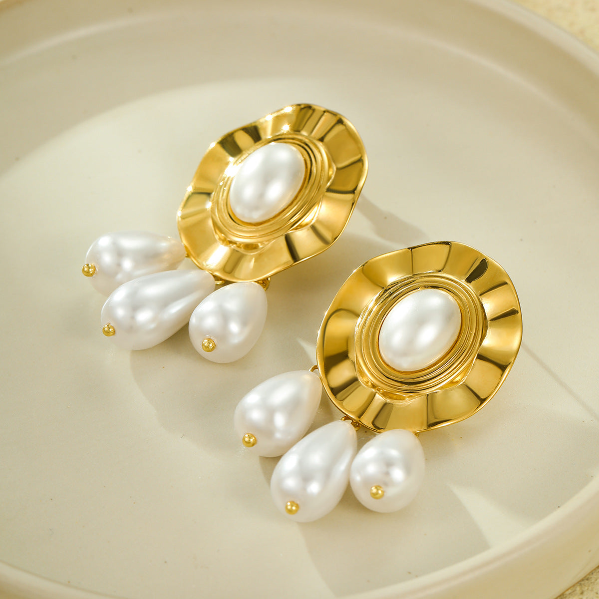 Pendientes de botón con borlas y perlas texturizadas redondas de estilo vintage en acero inoxidable con baño de oro de 18 quilates