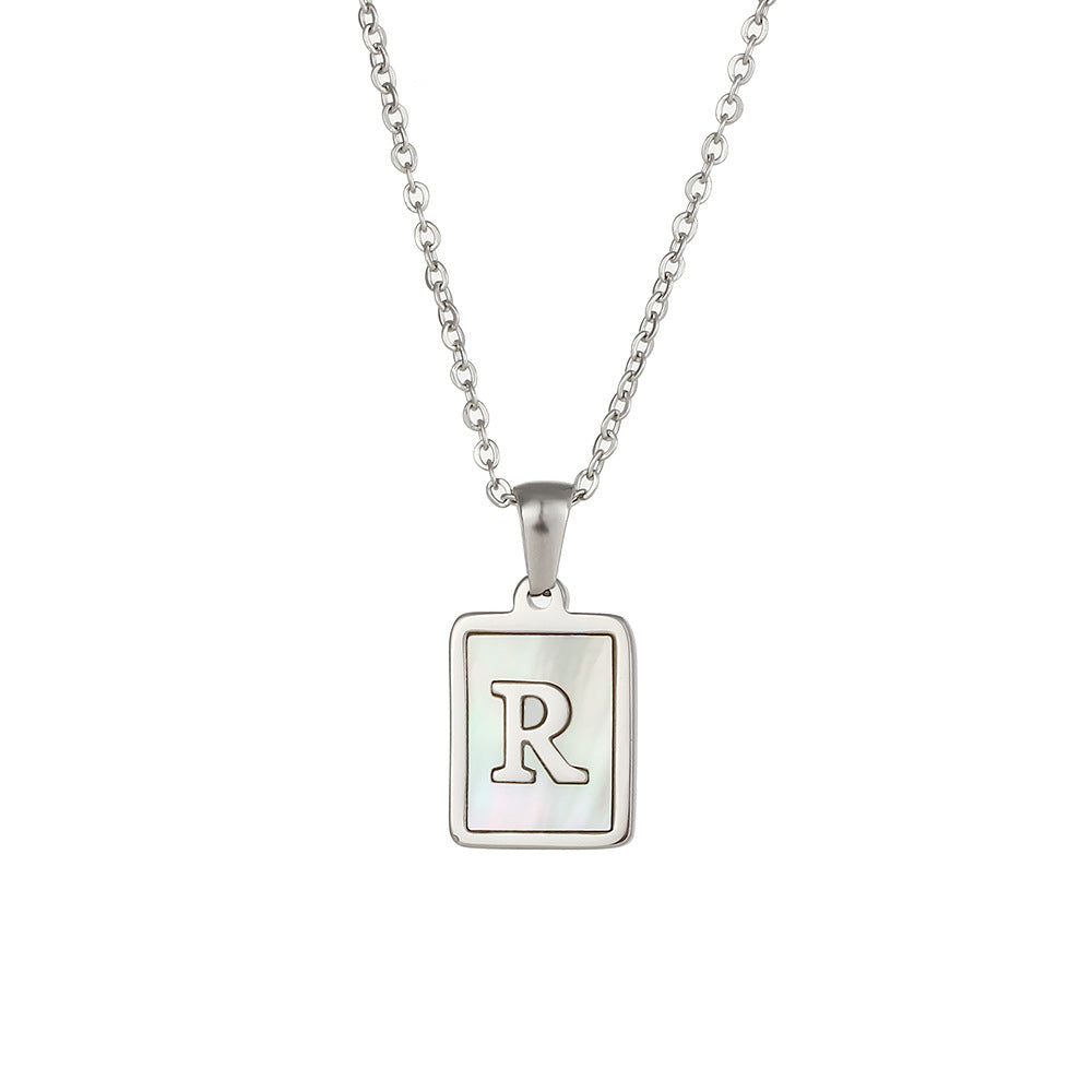 Collana con Ciondolo a Lettera Minimalista in Acciaio al Titanio per Donna con Finitura Galvanizzata e Intarsio in Madreperla Bianca Naturale