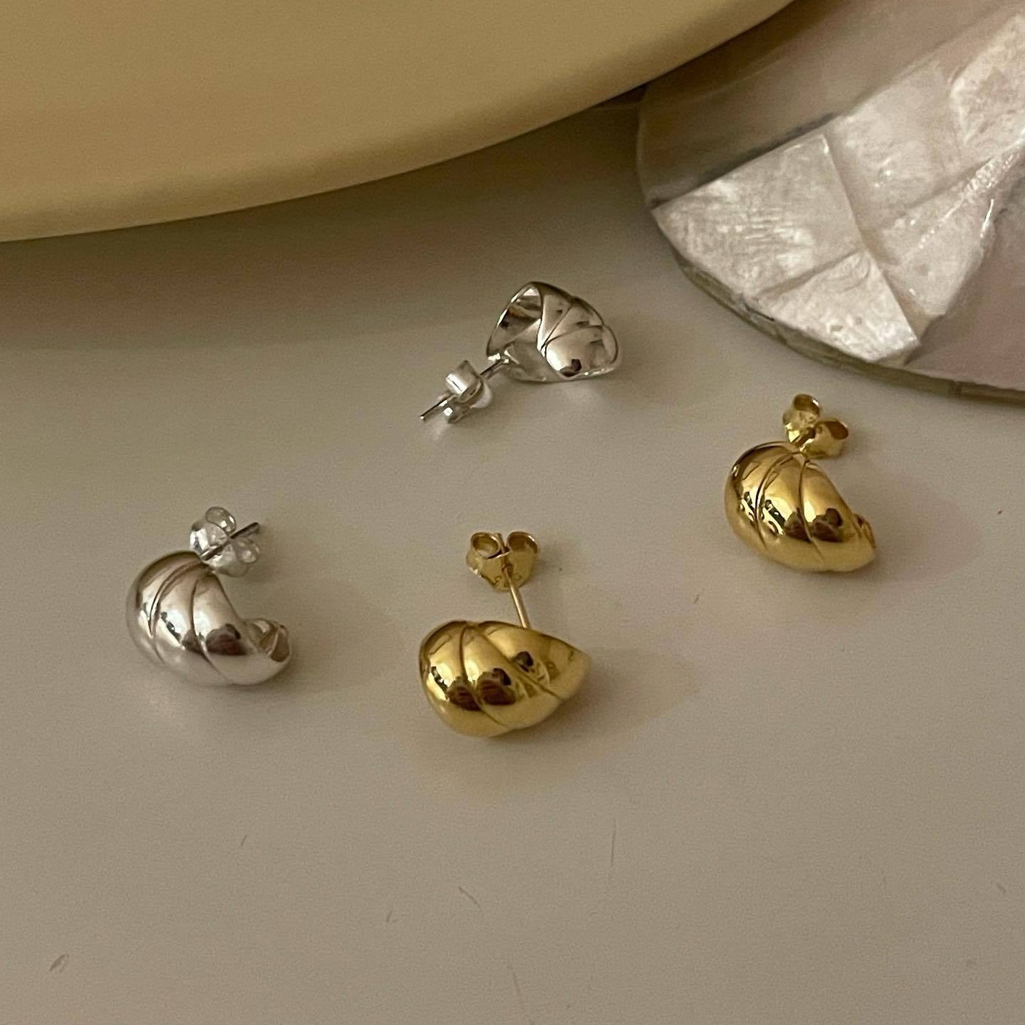 Minimalist Horn-Shaped 925 Sterling Silver Stud Earrings with Beveled Geometric Texture and Gold Plating