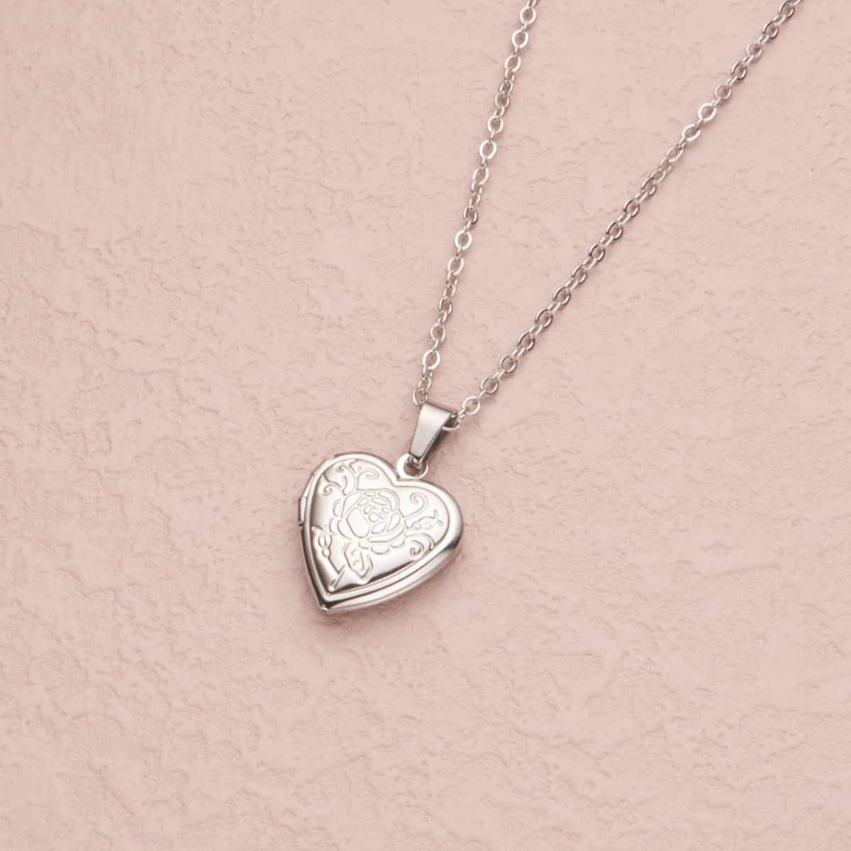Collana con ciondolo a forma di cuore in acciaio inossidabile stile INS con montatura in acciaio al titanio e finitura in argento/oro galvanizzato
