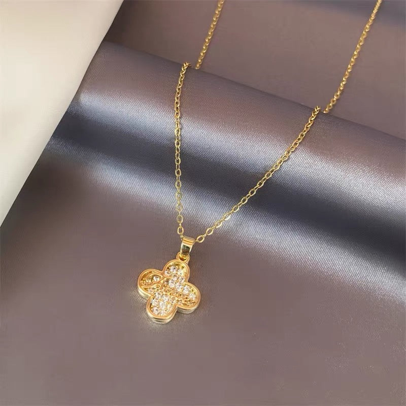 Collana pendente minimalista a doppio strato con quadrifoglio in acciaio al titanio con finitura placcata per donne e uomini