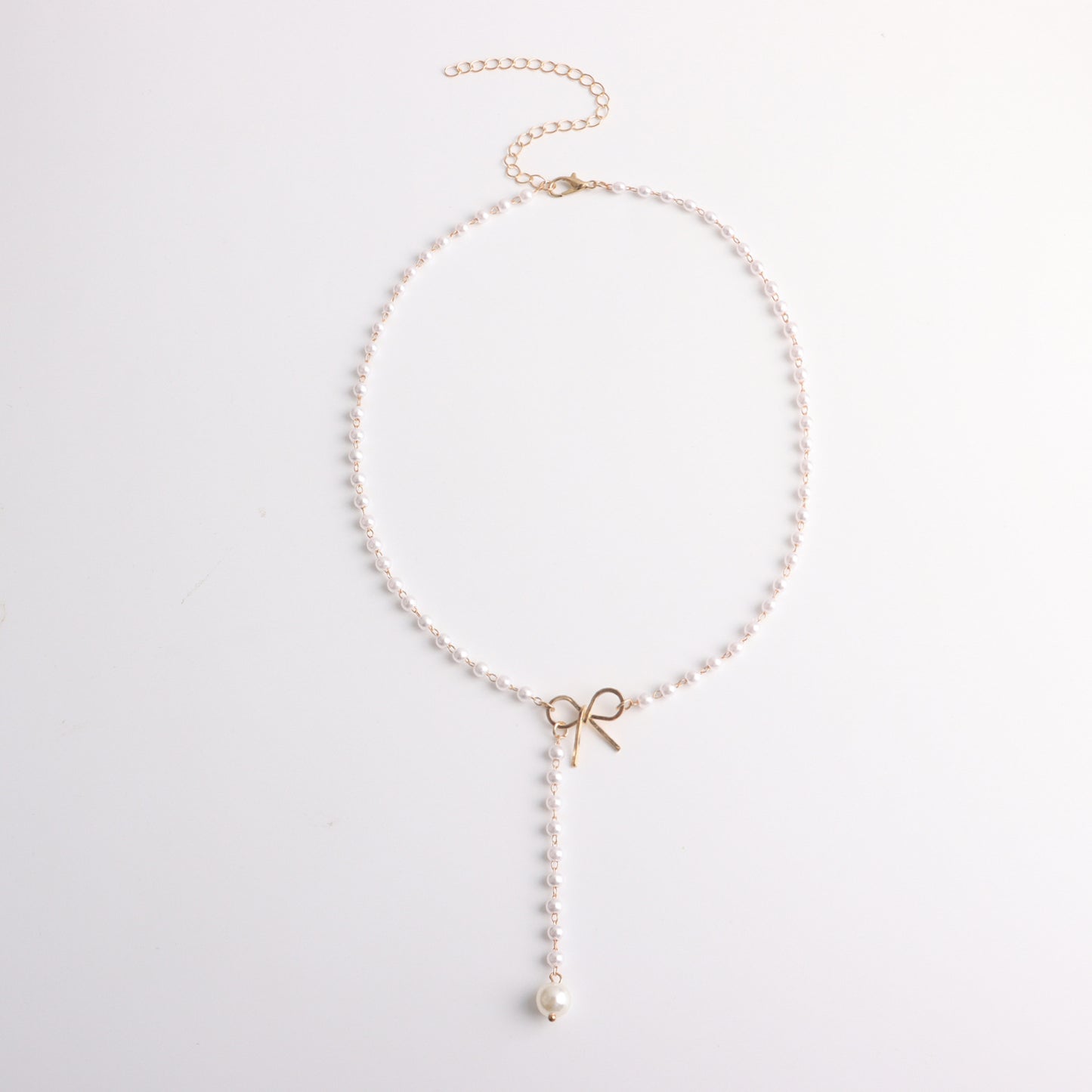 Collana da donna a pendente minimalista a forma di fiocco in lega con ciondolo in madreperla perlata e finitura placcata