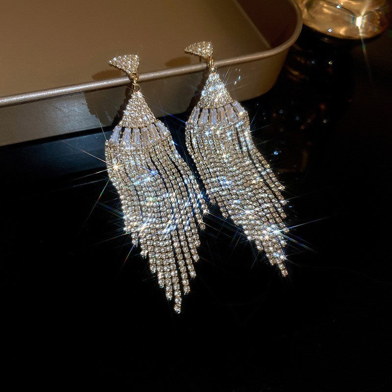 Orecchini pendenti con nappe geometriche minimaliste con intarsi di strass in rame placcato e perni in argento sterling 925 da donna
